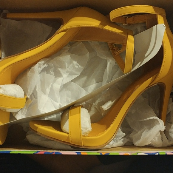 Cute ankle mustard heels. - Picture 2 of 8